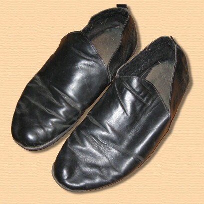 Wsp�czesna rekonstrukcja but�w hajduka na p�askiej podeszwie